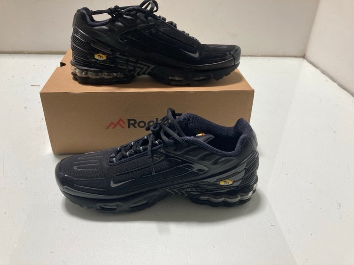 Lot 180  
            Marchington SR14 - Parcel Delivery Only 

                
NIKE TN AIR MAX PLUS 3 IN BLACK SMOKE GREY UK SIZE 9: LOCATION - A5