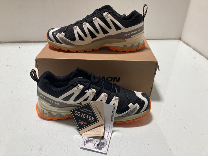 Lot 186  
            Marchington SR14 - Parcel Delivery Only 

                
SALOMON MENS XA PRO 3D V9 GORE TEX TRAINERS IN BLACK/WHITE UK SIZE 8.5 - ORIGINAL...