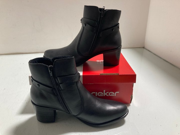 Lot 194  
            Marchington SR14 - Parcel Delivery Only 

                
RIEKER FLEECE LINED ANKLE BOOTS IN BLACK UK SIZE 5: LOCATION - A6