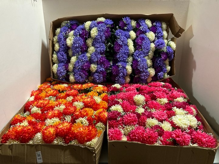 Lot 196  
            Marchington SR14 - Parcel Delivery Only 

                
QTY OF ASSORTED PLASTIC DECORATIVE FLOWERS IN VARIOUS COLOURS: LOCATION - A6