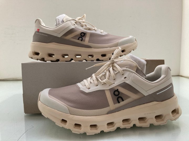 Lot 210  
            Marchington SR14 - Parcel Delivery Only 

                
MENS ON CLOUD VISTA 2 TRAINERS IN WHITE UK SIZE 10 - ORIGINAL RRP £140: LOCATION ...