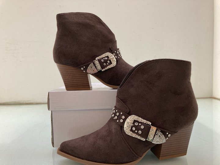 Lot 211  
            Marchington SR14 - Parcel Delivery Only 

                
MARQUIIZ WEST BROWN ANKLE STRAP BOOTS UK SIZE 4: LOCATION - A7