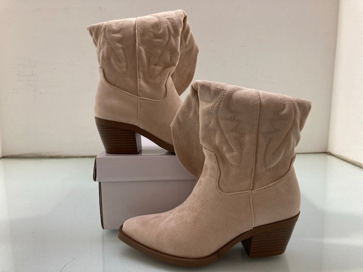 Lot 212  
            Marchington SR14 - Parcel Delivery Only 

                
WOMENS IDEAL COWBOY CHIC TAUPE BOOTS UK SIZE 3: LOCATION - A7