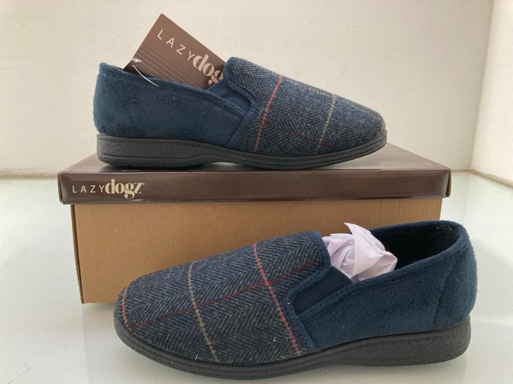 Lot 218  
            Marchington SR14 - Parcel Delivery Only 

                
MENS LAZY DOG HARRISON NAVY SLIPPERS UK SIZE 6: LOCATION - A7