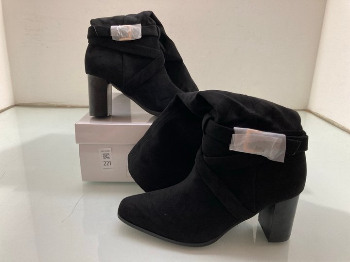 Lot 221  
            Marchington SR14 - Parcel Delivery Only 

                
PINK BOUTIQUE BLACK FAUX SUEDE BUCKLED BLOCK HEEL BOOTS UK SIZE 4: LOCATION - A7