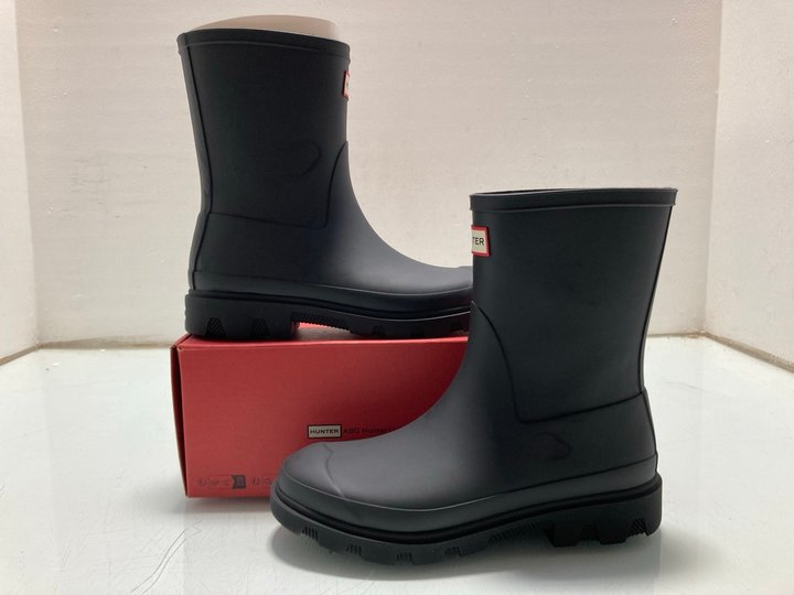 Lot 230  
            Marchington SR14 - Parcel Delivery Only 

                
HUNTER WOMENS DOWNPOUR SHORT BOOTS IN BLACK UK SIZE 5: LOCATION - A8