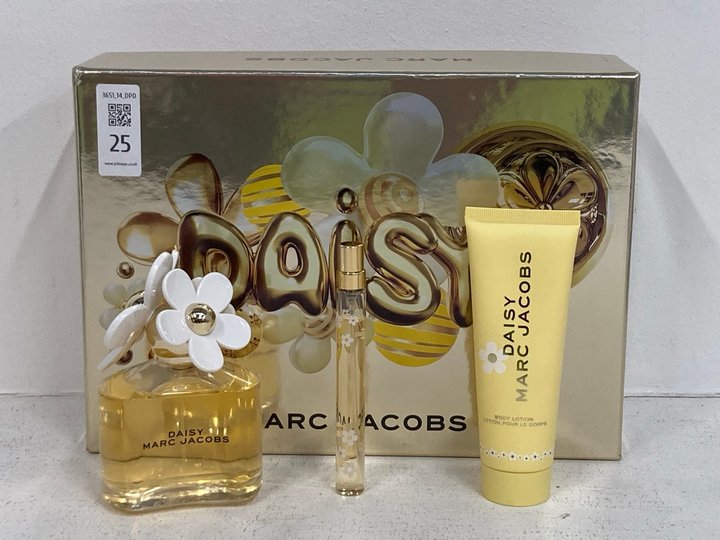 Lot 25  
            Marchington SR14 - Parcel Delivery Only 

                
MARC JACOBS DAISY EAU DE TOILETTE 100ML 3-PIECE GIFT SET - ORIGINAL RRP £102: LOC...