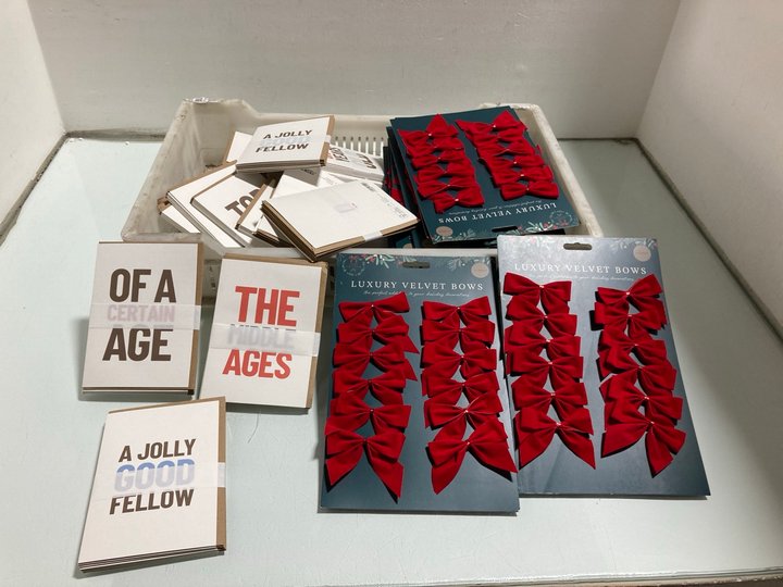 Lot 261  
            Marchington SR14 - Parcel Delivery Only 

                
QTY OF ASSORTED GREETING CARDS TO INCLUDE QTY OF 12PCS COSY COTTAGE LUXURY VELVET...