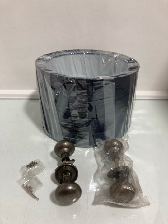 Lot 303  
            Marchington SR14 - Parcel Delivery Only 

                
2 X ANTIQUE BRASS DOOR KNOBS TO INCLUDE LIGHT SHADE IN NAVY/BLUE: LOCATION - A12