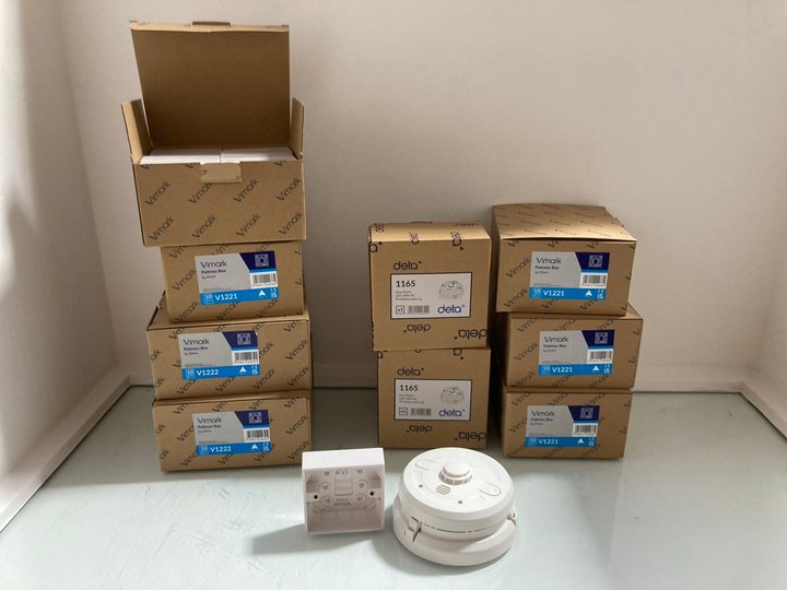 Lot 311  
            Marchington SR14 - Parcel Delivery Only 

                
QTY OF ASSORTED ITEMS TO INCLUDE 2 X BOXES OF 10 VIMARK 1 G 33MM PATTRESS BOXES: ...