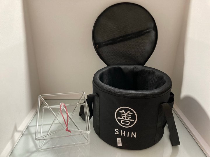 Lot 320  
            Marchington SR14 - Parcel Delivery Only 

                
SHIN INSULATED AND PADDED CARRY BAG IN BLACK TO INCLUDE GLASS GEOMETRIC PENDANT: ...