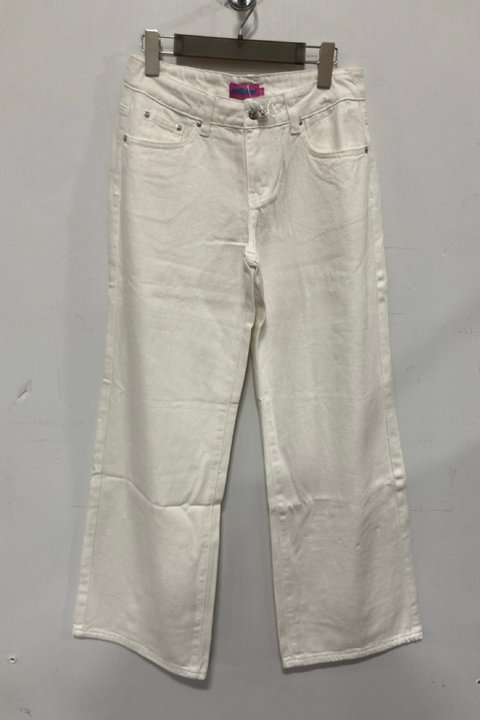 Lot 322  
            Marchington SR14 - Parcel Delivery Only 

                
EDIKTED ROMAN LOW RISE BAGGY JEANS IN WHITE - UK SMALL: LOCATION - A13