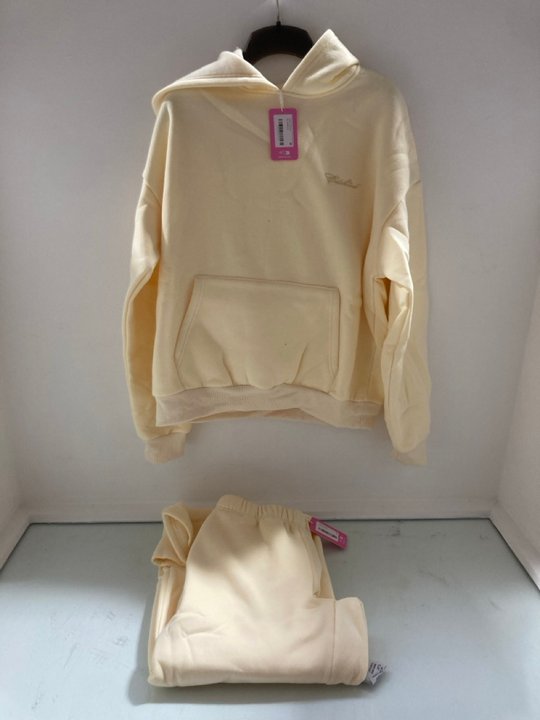 Lot 325  
            Marchington SR14 - Parcel Delivery Only 

                
EDIKTED BASIC GIRL WIDE LEG SWEATPANTS IN YELLOW - UK SMALL TO INCLUDE EDIKTED BA...