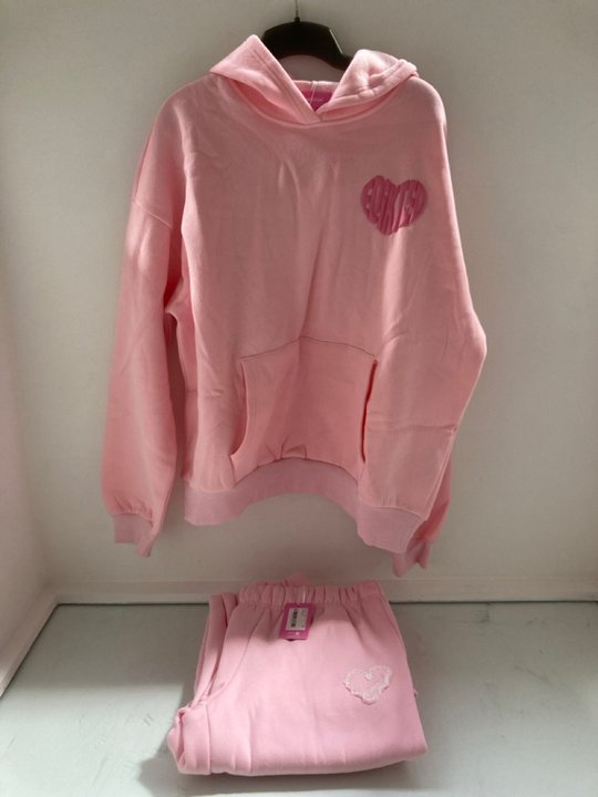 Lot 326  
            Marchington SR14 - Parcel Delivery Only 

                
EDIKTED OUR KINDA NIGHT WIDE LEG SATIN TROUSERS IN LIGHT PINK - UK SMALL TO INCLU...