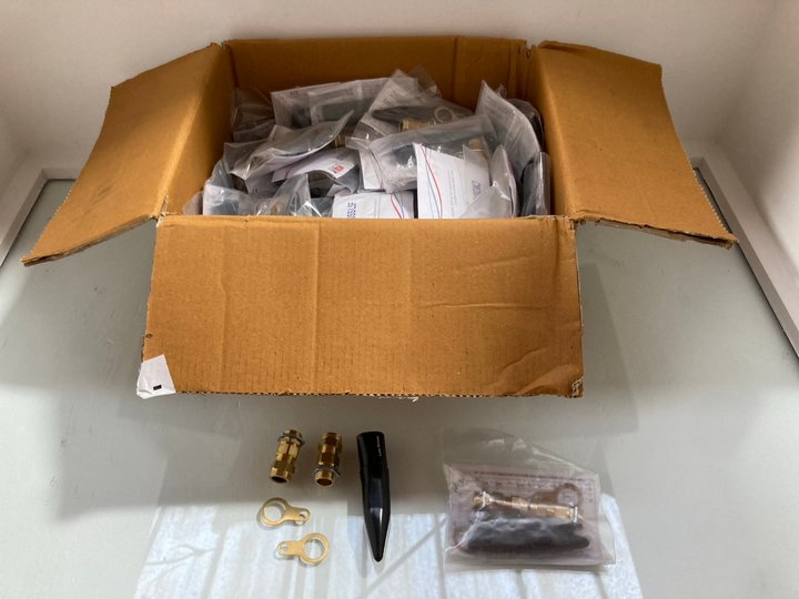 Lot 332  
            Marchington SR14 - Parcel Delivery Only 

                
QTY OF WISKA BRASS CABLE GLANDS - MODEL: CW20SS/LSF: LOCATION - A13