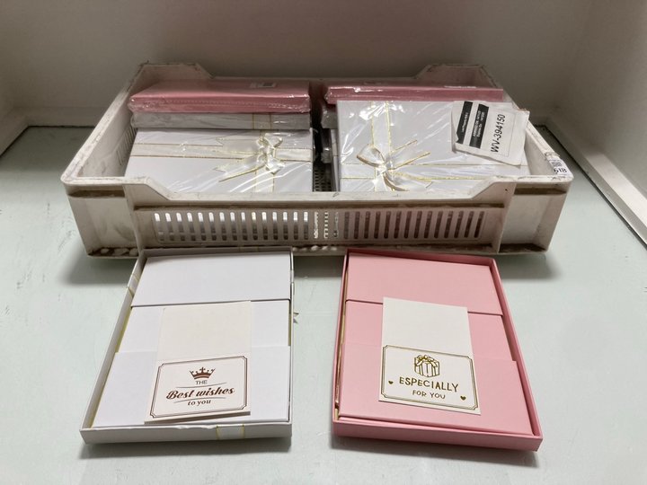 Lot 353  
            Marchington SR14 - Parcel Delivery Only 

                
QTY OF POP UP GIFT BOXES WITH RIBBONS AND LIDS IN PINK/WHITE: LOCATION - A14