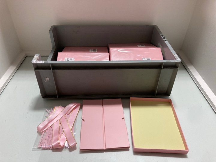 Lot 354  
            Marchington SR14 - Parcel Delivery Only 

                
QTY OF POP UP GIFT BOXES WITH RIBBONS AND LIDS IN PINK: LOCATION - A14