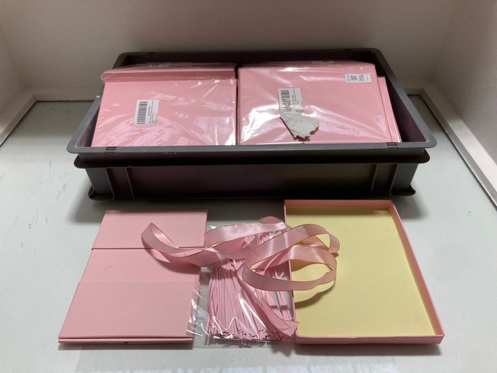 Lot 356  
            Marchington SR14 - Parcel Delivery Only 

                
QTY OF POP UP GIFT BOXES WITH RIBBONS AND LIDS IN PINK: LOCATION - A14