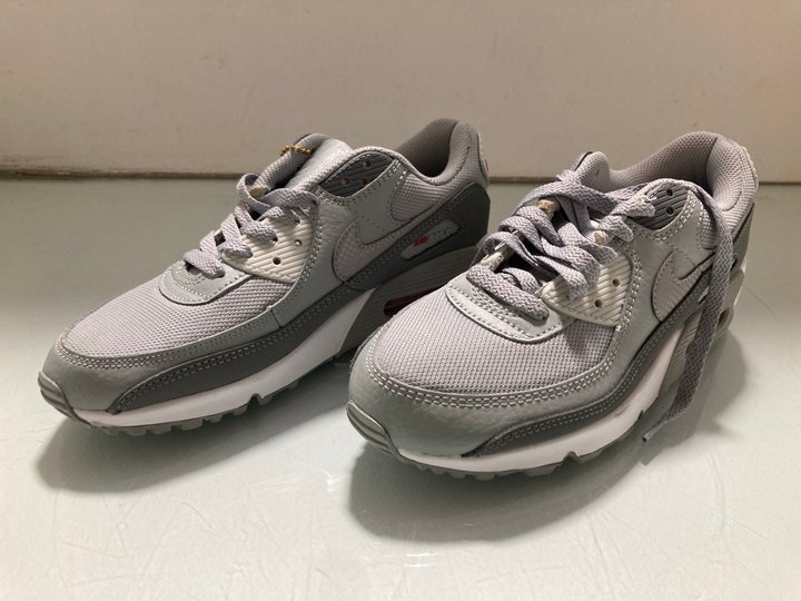 Lot 364  
            Marchington SR14 - Parcel Delivery Only 

                
NIKE AIR MAX TRAINERS IN GREY - UK 7: LOCATION - A15