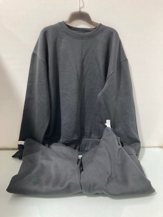 Lot 386  
            Marchington SR14 - Parcel Delivery Only 

                
3 X AWDIS CREWNECK SWEATERS IN GREY - UK LARGE: LOCATION - A16