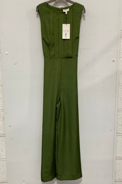 Lot 40  
            Marchington SR14 - Parcel Delivery Only 

                
PHASE EIGHT JANINE JUMPSUIT - GREEN - UK SIZE 14 - ORIGINAL RRP £139: LOCATION - ...