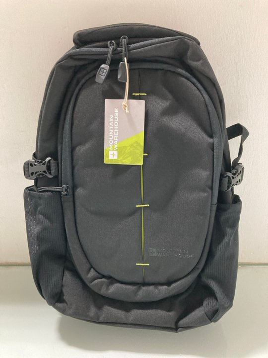 Lot 421  
            Marchington SR14 - Parcel Delivery Only 

                
MOUNTAIN WAREHOUSE 18 LITRE VIC LAPTOP BAG IN BLACK: LOCATION - A18