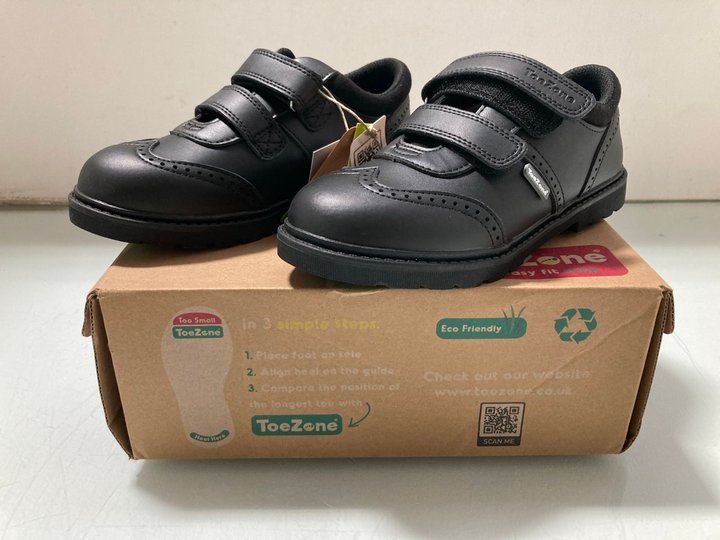 Lot 424  
            Marchington SR14 - Parcel Delivery Only 

                
TOEZONE EVAN KIDS VELCRO STRAP SHOES IN BLACK - UK SIZE 13: LOCATION - A18