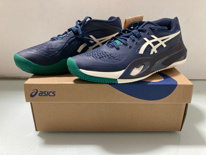 Lot 431  
            Marchington SR14 - Parcel Delivery Only 

                
ASICS GEL-RESOLUTION X CLAY TRAINERS IN MIDNIGHT/CREAM - UK 8.5 - ORIGINAL RRP £1...