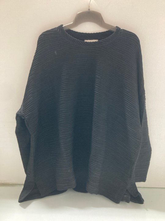 Lot 432  
            Marchington SR14 - Parcel Delivery Only 

                
SAHARA TEXTURED WAVE JERSEY BOXY TOP IN BLACK - SIZE XS - ORIGINAL RRP £159: LOCA...