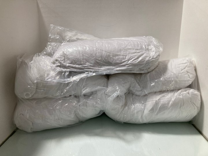 Lot 440  
            Marchington SR14 - Parcel Delivery Only 

                
QTY OF ASSORTED BEDDING ITEMS TO INCLUDE 2 X STANDARD PILLOWS: LOCATION - B21