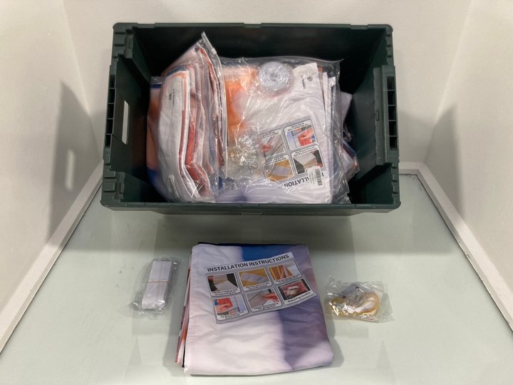 Lot 530  
            Marchington SR14 - Parcel Delivery Only 

                
QTY OF CHRISTMAS GARAGE DOOR BANNER - SIZE 240CM X 210CM: LOCATION - B17