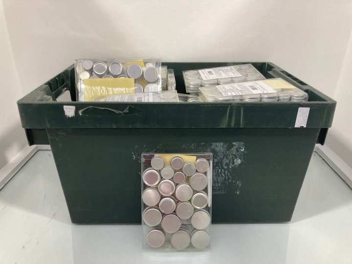 Lot 533  
            Marchington SR14 - Parcel Delivery Only 

                
QTY OF 20 PCS EMPTY ALUMINIUM COSMETIC CONTAINER POTS: LOCATION - B17
