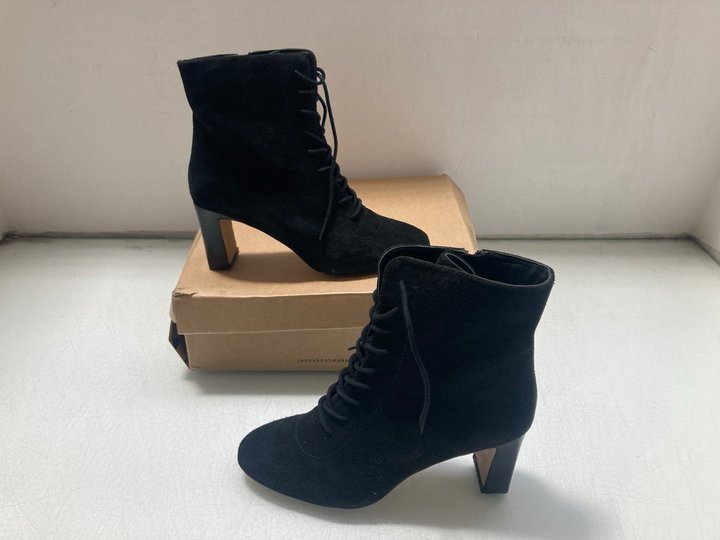 Lot 54  
            Marchington SR14 - Parcel Delivery Only 

                
JONES BOOTSMAKER LORAH BLACK LEATHER LACE UP BOOTS UK 7: LOCATION - A1