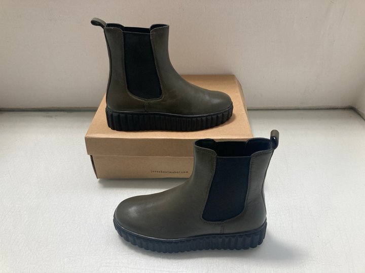 Lot 58  
            Marchington SR14 - Parcel Delivery Only 

                
JONES BOOTSMAKER LAURE OLIVE BOOTS UK SIZE 4: LOCATION - A1