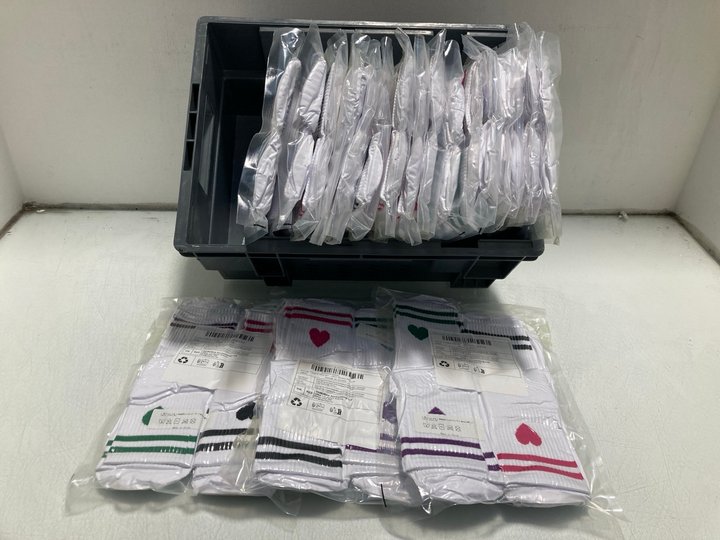 Lot 626  
            Marchington SR14 - Parcel Delivery Only 

                
QTY OF ZUIMEI PACK OF 4 WOMENS COTTON SOCKS SIZE 5 - 8: LOCATION - B12