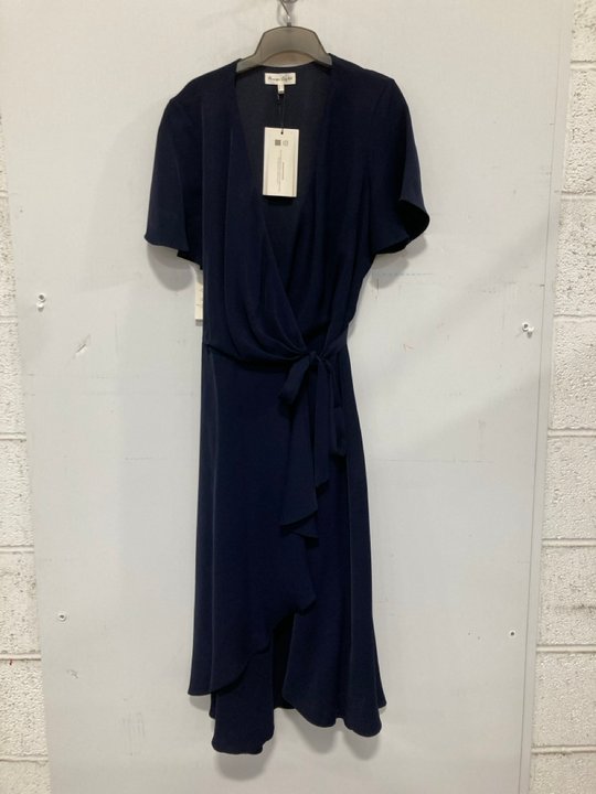 Lot 729  
            Marchington SR14 - Parcel Delivery Only 

                
PHASE EIGHT JULISSA WRAP DRESS IN NAVY - UK 16 - ORIGINAL RRP £129: LOCATION - B6
