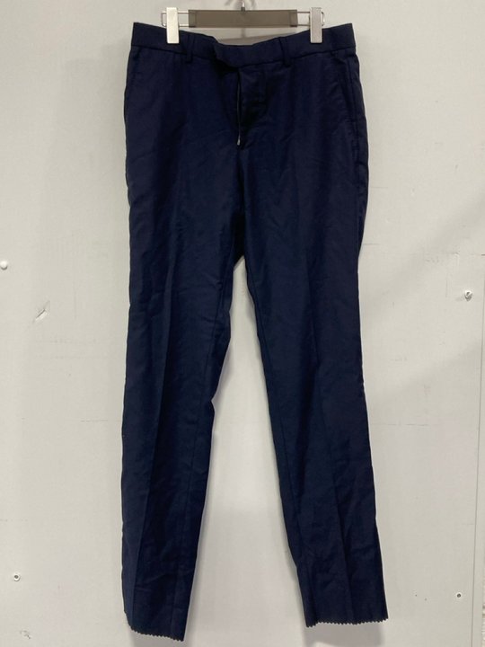 Lot 732  
            Marchington SR14 - Parcel Delivery Only 

                
BOSS GLOVER TROUSERS IN NAVY - SIZE 46" - ORIGINAL RRP £349: LOCATION - B6