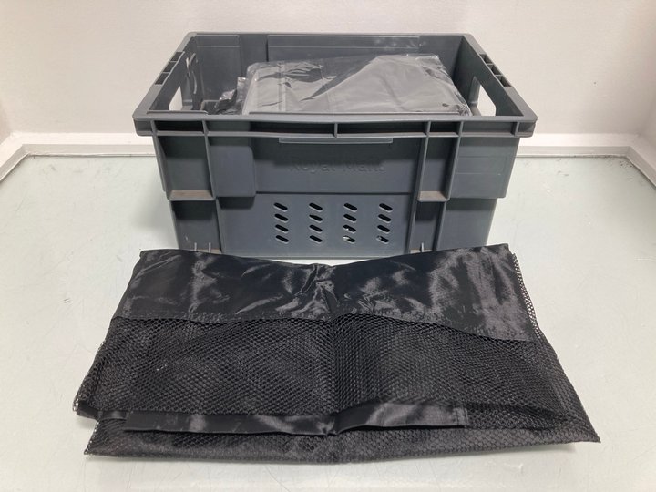 Lot 747  
            Marchington SR14 - Parcel Delivery Only 

                
QTY OF SOCCER BAGS IN BLACK: LOCATION - B5