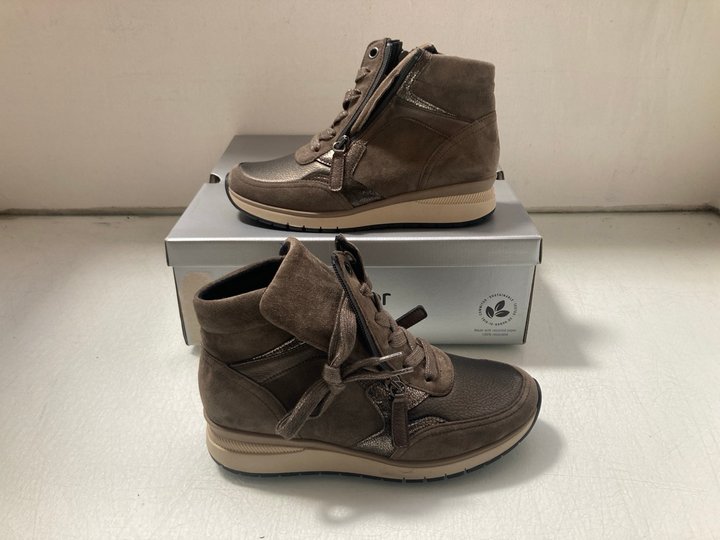 Lot 77  
            Marchington SR14 - Parcel Delivery Only 

                
GABOR SUEDE AND METALLIC HIGH TOP BOOTS UK SIZE 4.5: LOCATION - A2
