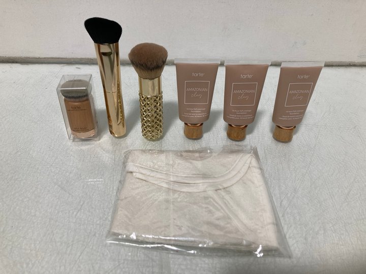 Lot 796  
            Marchington SR14 - Parcel Delivery Only 

                
7 X ASSORTED BEAUTY PRODUCTS & ACCESSORIES TO INCLUDE 3 X TARTE AMAZONIAN CLAY 50...