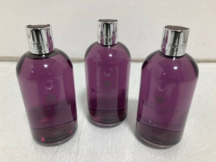 Lot 800  
            Marchington SR14 - Parcel Delivery Only 

                
3 X MOLTON BROWN 300ML FIERY PINK PEPPER BATH & SHOWER GELS: LOCATION - B2