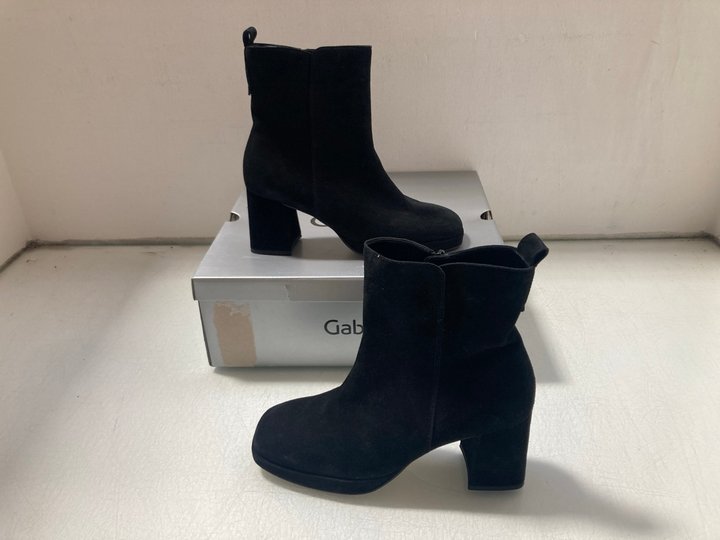 Lot 80  
            Marchington SR14 - Parcel Delivery Only 

                
GABOR BLACK SUEDE ANKLE BOOTS UK SIZE 4.5: LOCATION - A2