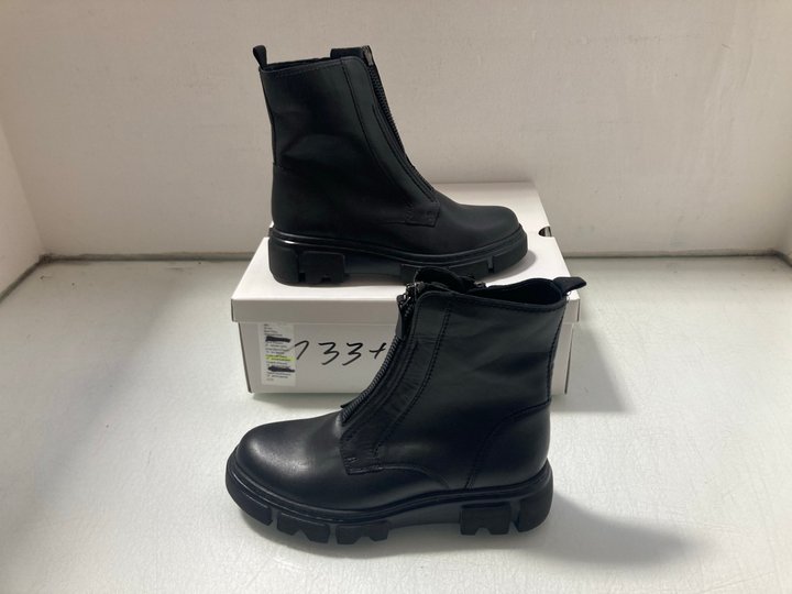 Lot 81  
            Marchington SR14 - Parcel Delivery Only 

                
GABOR MAGIC WOMENS BIKER BOOTS IN BLACK UK SIZE 4.5: LOCATION - A2