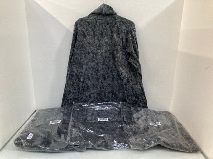 Lot 846  
            Marchington SR14 - Parcel Delivery Only 

                
4 X FRANK USHER VELVET FEEL HIGH NECK MIDI DRESSES IN GREY - SIZE L/XL: LOCATION ...