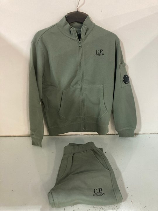 Lot 863  
            Marchington SR14 - Parcel Delivery Only 

                
C.P. COMPANY CHILDREN'S TRACKSUIT IN GREEN - UK 10YRS: LOCATION - C1