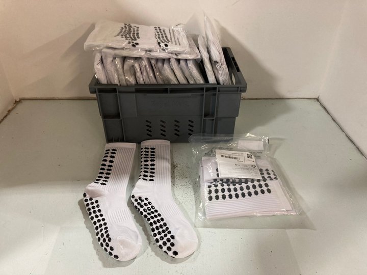 Lot 884  
            Marchington SR14 - Parcel Delivery Only 

                
QTY OF ZUIMEI 3 PAIRS OF SPORTS GRIP SOCKS IN WHITE (SIZE NOT SHOWN): LOCATION - C2