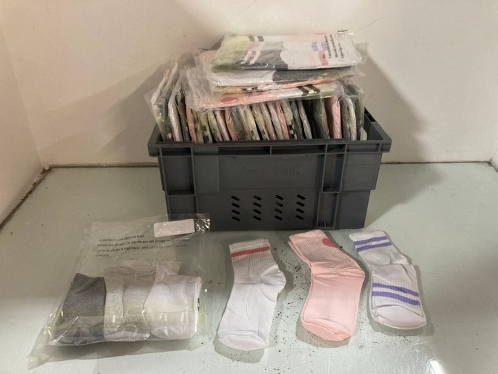 Lot 886  
            Marchington SR14 - Parcel Delivery Only 

                
QTY OF ZUIMEI 6 PAIRS OF CHILDREN'S ANKLE SOCKS IN ASSORTED COLOURS - UK 9-12YRS:...