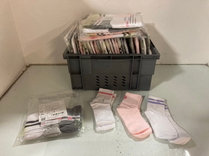 Lot 887  
            Marchington SR14 - Parcel Delivery Only 

                
QTY OF ZUIMEI 6 PAIRS OF CHILDREN'S ANKLE SOCKS IN ASSORTED COLOURS - UK 9-12YRS:...