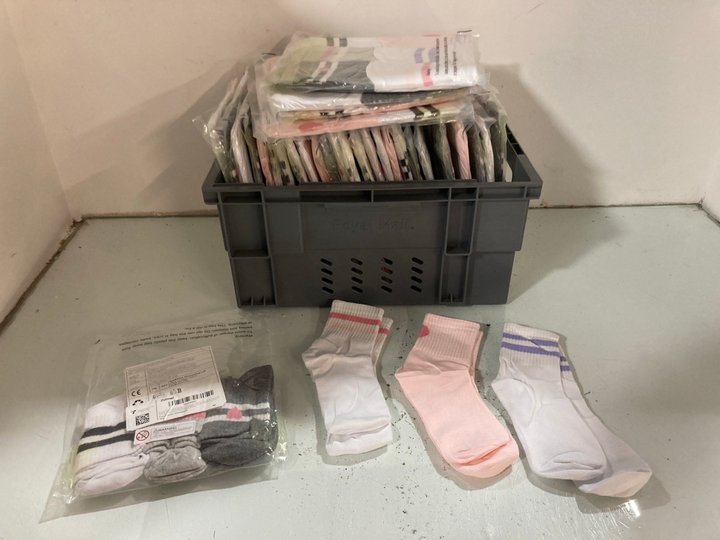 Lot 888  
            Marchington SR14 - Parcel Delivery Only 

                
QTY OF ZUIMEI 6 PAIRS OF CHILDREN'S ANKLE SOCKS IN ASSORTED COLOURS - UK 9-12YRS:...