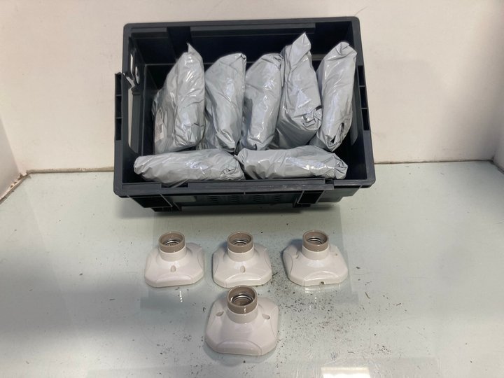 Lot 895  
            Marchington SR14 - Parcel Delivery Only 

                
QTY OF QWORK 4PCS E27 LIGHT BULB SOCKET HOLDERS: LOCATION - C3
